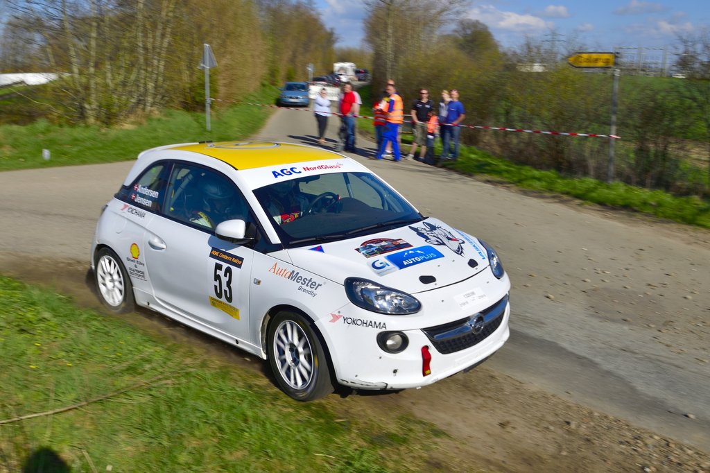 Efter pausen satte Thomas Andersen og Preben Jensen for alvor tempoet op i deres Opel ADAM Cup-bil på de små nordtyske landeveje, og i mål var de knapt 21 sekunder foran næste bil af samme type
(Foto: Michael Eisenberg)